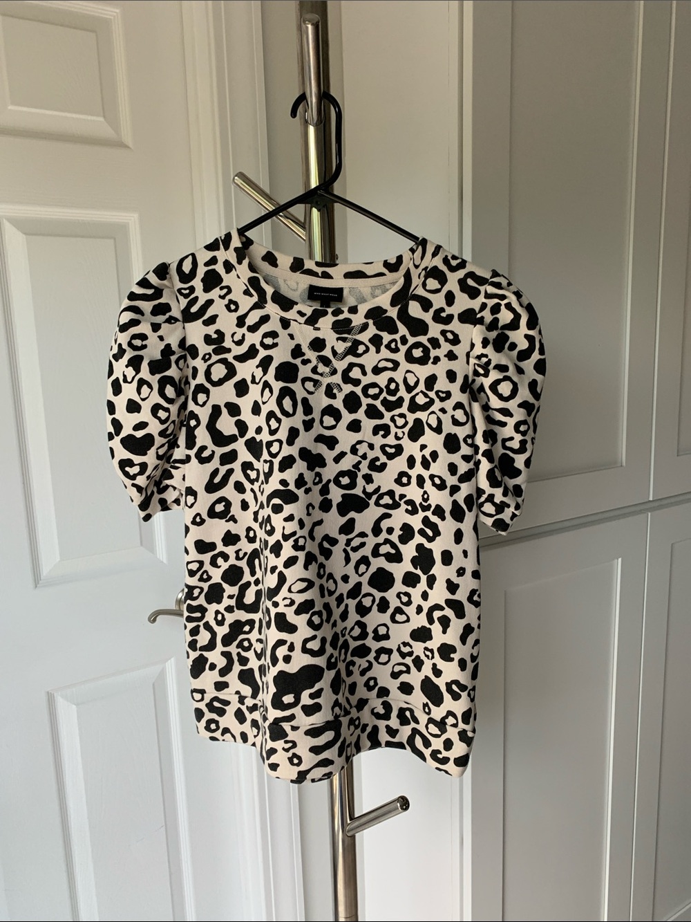 Who What Wear Black and CreamLeopard Puff Sleeve Sweatshirt, Size L.